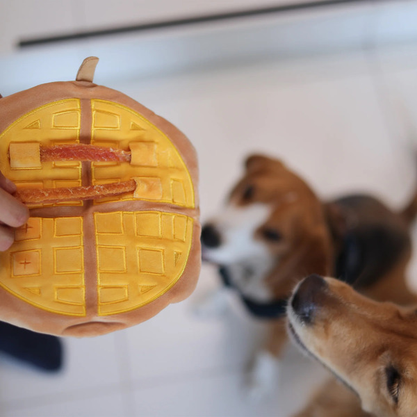 Woof² 雞蛋仔/格⼦餅二合一藏食寵物玩具